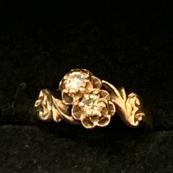 VINTAGE 14 KT YELLOW GOLD & 2 BRILLIANT ROUND GENUINE DIAMONDS Floral Ring. - Picture 3 of 6